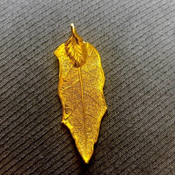 Golden Leaf Charm - Picture 2 of 3